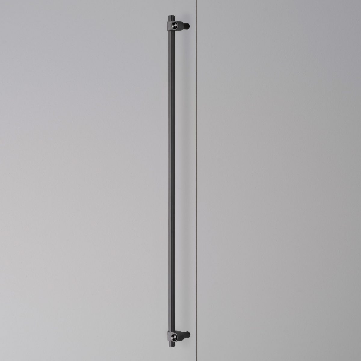 Мебельная ручка Closet Bar / Cast Buster+Punch — изображение 1